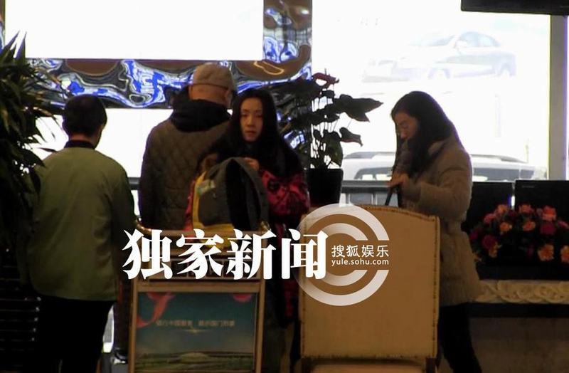 徐崢陶虹攜女甜蜜度假 陶虹逗女兒盡顯溫情