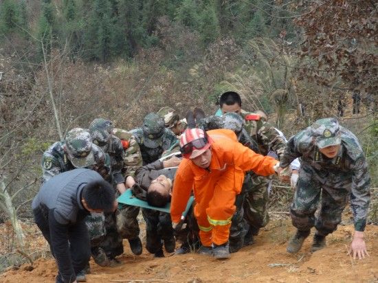 貴州從江超載客車翻下山坡