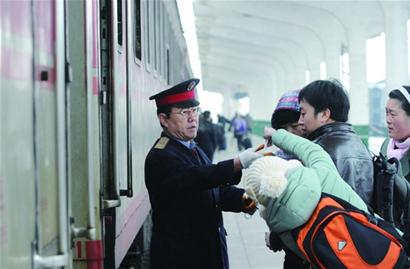 春運(yùn)列車員:除夕餐車包餃子過(guò)年 沒(méi)親人陪沒(méi)春晚看