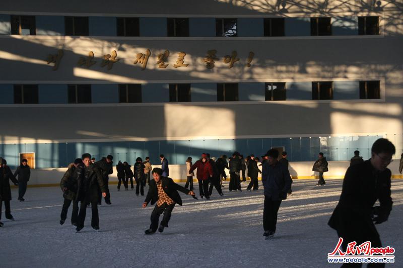 朝鮮流行滑旱冰 洗澡1次折合人民幣1毛錢