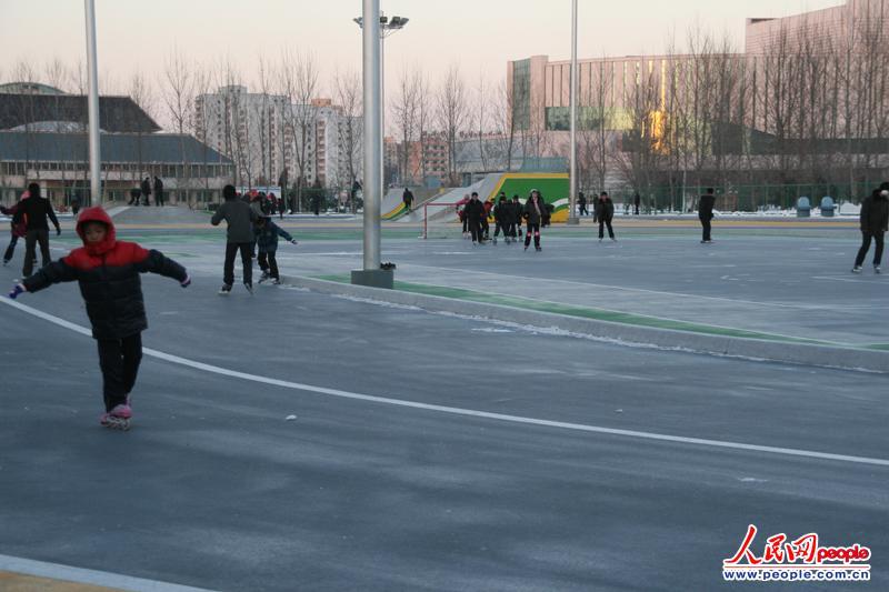 朝鮮流行滑旱冰 洗澡1次折合人民幣1毛錢