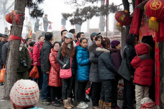 萬(wàn)名香客華嚴(yán)寺祈福 攝影師拍下龍鳳香火