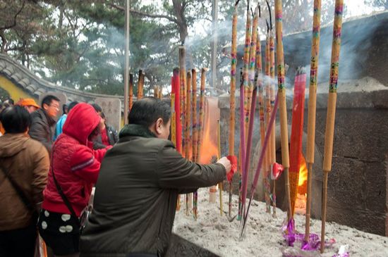 萬名香客華嚴(yán)寺祈福 攝影師拍下龍鳳香火