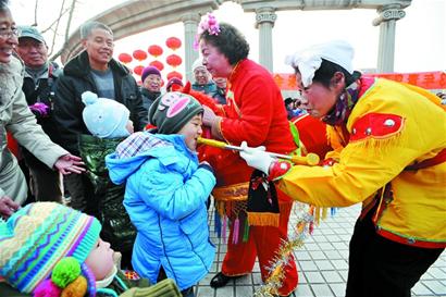 蘿卜會(huì)民間雜耍驚艷 糖球會(huì)將交通管制