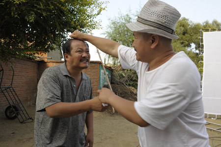 《鄉(xiāng)村愛(ài)情》里的演員都是本山傳媒集團(tuán)下的演員，是本山的弟子