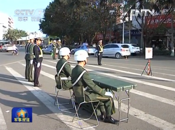 央視視頻截圖：解放軍加強(qiáng)軍車檢查。