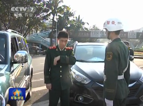 視視頻截圖：解放軍進行軍車轉(zhuǎn)向整治。