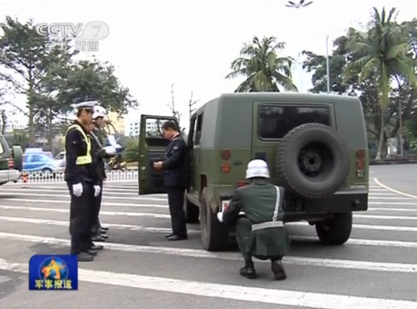 央視視頻截圖：解放軍進行軍車專向整治。