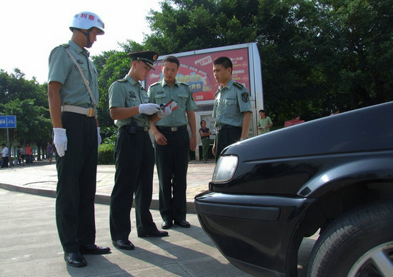 資料圖：嚴格審核軍車出車手續(xù)。