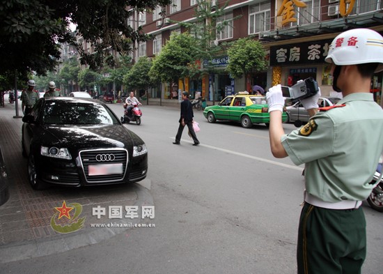 資料圖：檢察人員對違章軍車進行拍照取證。