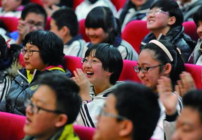 早報春雨講堂開講 尤鳳偉鄭建華昨在青島26中講了第一課