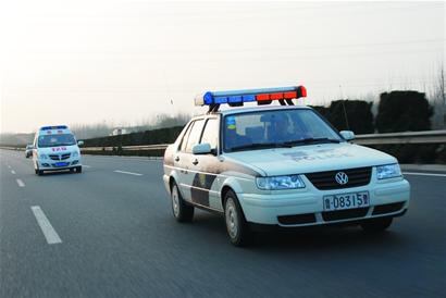 日東高速車禍傷員轉(zhuǎn)青島治療 警車開道3小時(shí)抵達(dá)