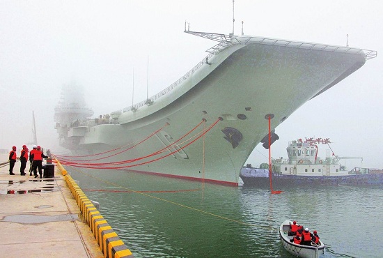 資料圖：遼寧艦航母靠泊在航母軍港內(nèi)的場(chǎng)景。