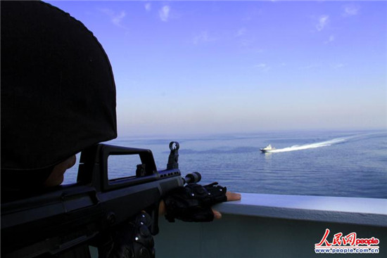 原文配圖：演練中，海盜小艇快速向我艦艇沖鋒，實(shí)施攻擊，特戰(zhàn)隊(duì)員快速鎖定目標(biāo)。