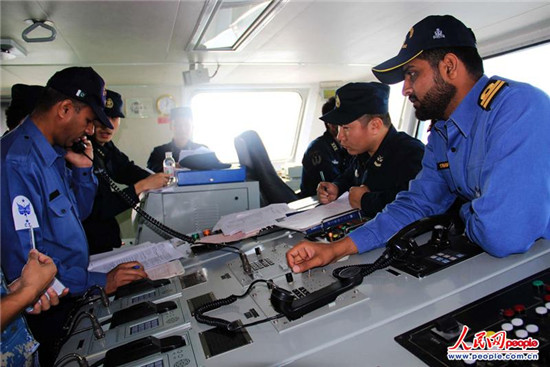 原文配圖：巴基斯坦海軍觀察員與我海軍官兵密切協(xié)作。