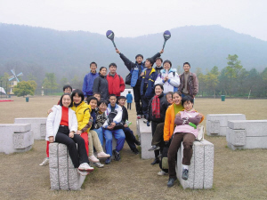 高一時(shí)，全班去太子灣公園玩。右二穿著黃色衣服的是張京。左上中間穿著黑衣服的女孩是也進(jìn)了外交部的趙婷，圍紅色格子圍巾的是胡躍波老師。圖片由胡躍波老師提供