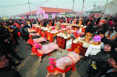 3萬人擠爆田橫祭海節(jié) 肥豬海鮮端上桌