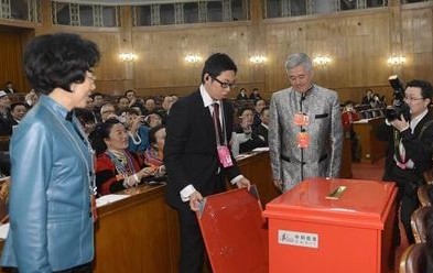 監(jiān)票人趙本山檢查票箱