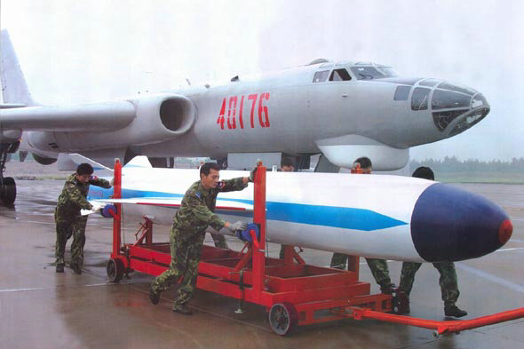 資料圖：轟-6型轟炸機(jī)可攜帶大型反艦導(dǎo)彈。