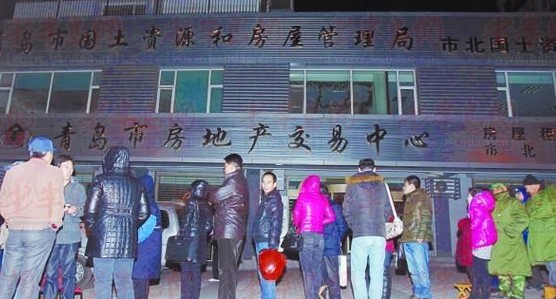 青島房產(chǎn)交易中心半夜現(xiàn)排隊大軍 5人喝啤酒輪流撐到天亮