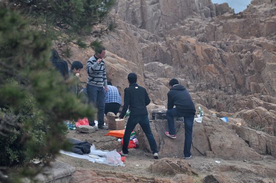 青島海邊野燒烤狼煙再起 沙灘垃圾遍地