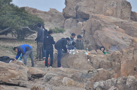 青島海邊野燒烤狼煙再起 沙灘垃圾遍地