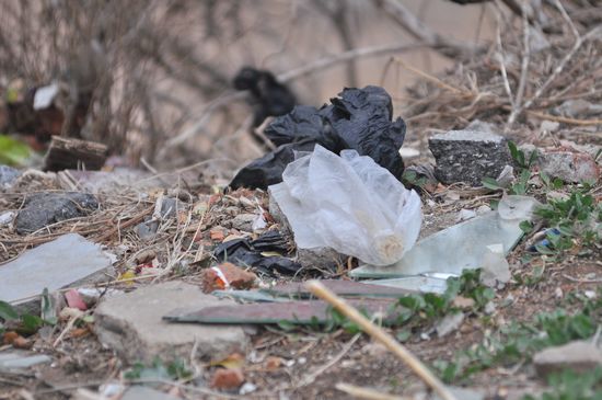 青島海邊野燒烤狼煙再起 沙灘垃圾遍地