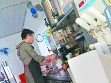 大學(xué)生曝奶茶店黑幕 原料過期用有害植脂末