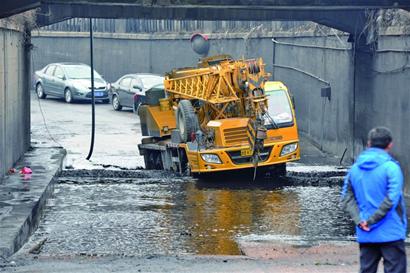 杭州支路鐵路橋下積水到小腿 出租車闖關熄火