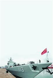 青島艦昨向市民開(kāi)放 火炮導(dǎo)彈雷達(dá)超震撼