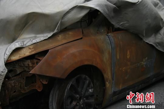 由于溝通無果，車主將被燒毀的車停在了位于杭州沈半路的萬國福特4s店 趙小燕 攝