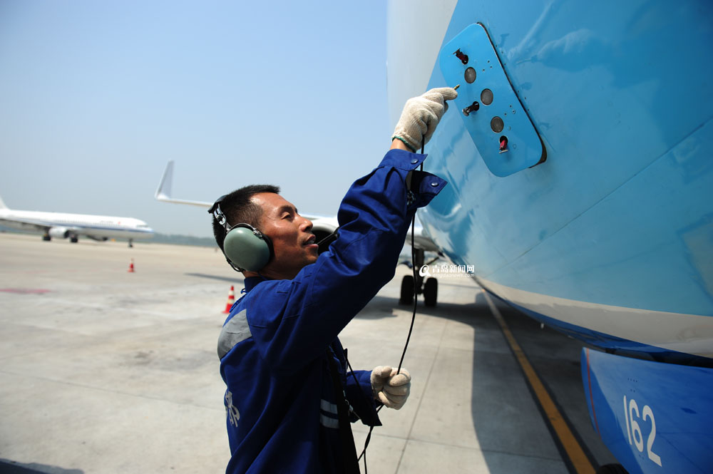 高清：實(shí)拍青島機(jī)場飛機(jī)檢修全程 差錯零容忍