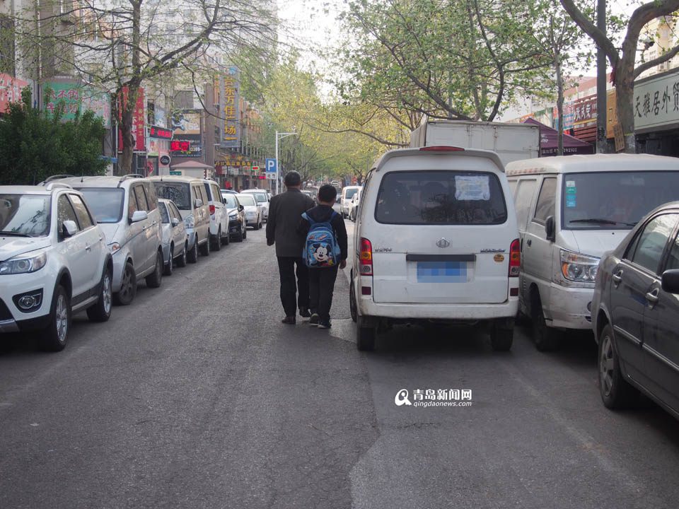 【深度青島】實(shí)拍臺(tái)東奇葩停車 交通豈能順暢