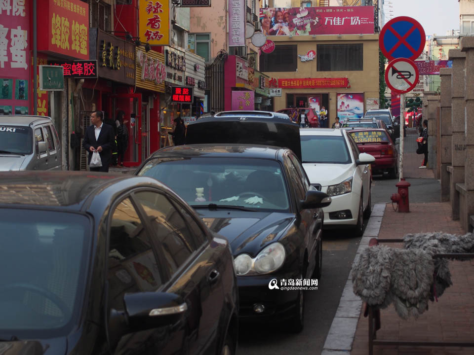 【深度青島】實(shí)拍臺(tái)東奇葩停車 交通豈能順暢