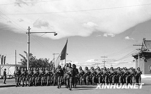 1951年國(guó)慶閱兵 給全國(guó)人民鼓舞士氣