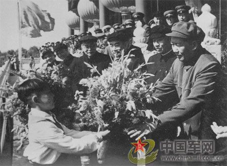 1951年國慶閱兵 給全國人民鼓舞士氣