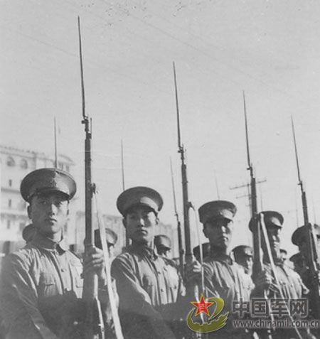 1951年國慶閱兵 給全國人民鼓舞士氣