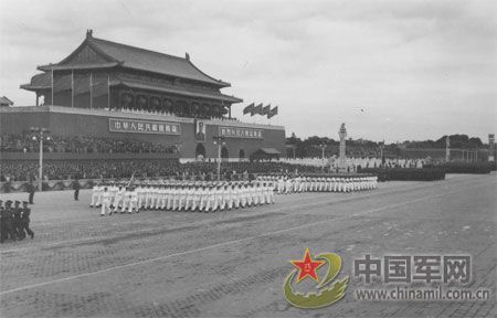 1955年國(guó)慶：實(shí)行軍銜制 換裝大閱兵