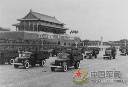 1955年國(guó)慶：實(shí)行軍銜制 換裝大閱兵