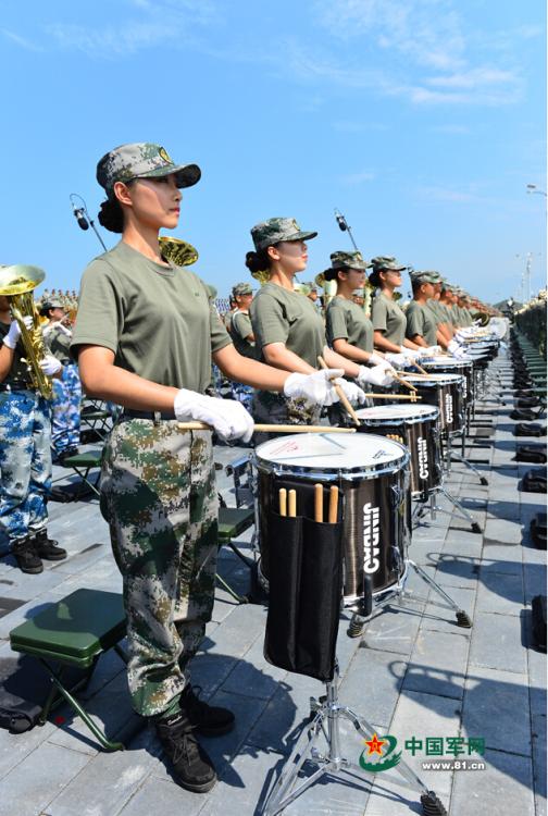 閱兵聯(lián)合軍樂團(tuán)與合唱團(tuán)合練 女隊(duì)員亮眼