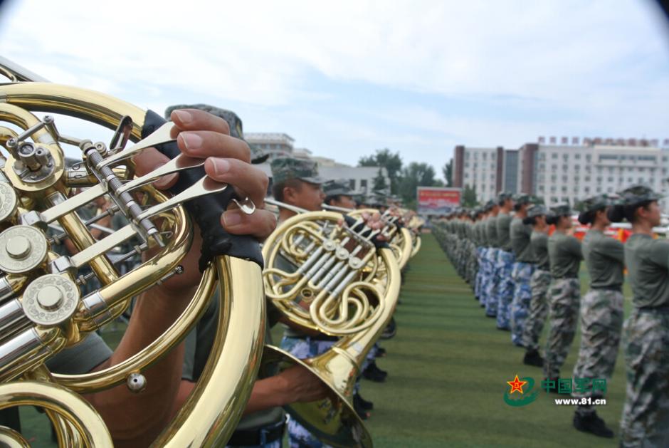 閱兵聯(lián)合軍樂團(tuán)與合唱團(tuán)合練 女隊(duì)員亮眼