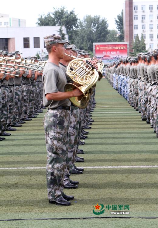 閱兵聯(lián)合軍樂團(tuán)與合唱團(tuán)合練 女隊(duì)員亮眼