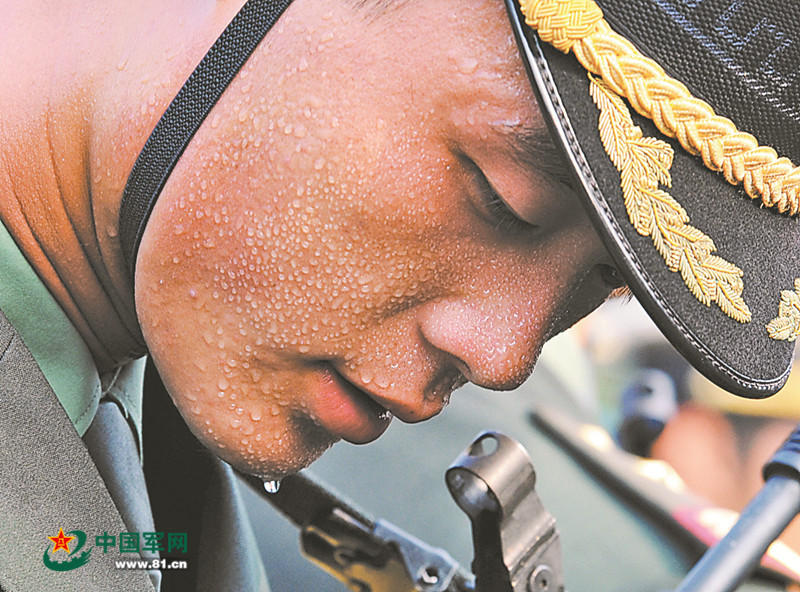 組圖：走進(jìn)閱兵基地 受閱官兵訓(xùn)練時(shí)汗如雨下