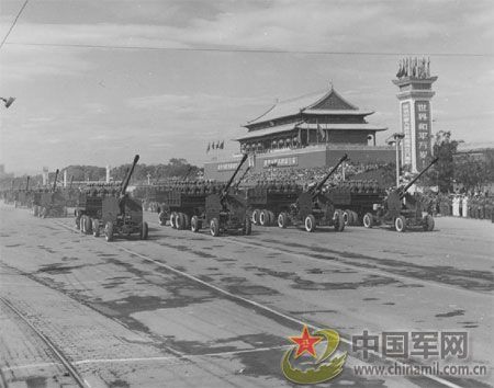 1957年國(guó)慶閱兵 國(guó)產(chǎn)戰(zhàn)斗機(jī)升空為“一五”告捷