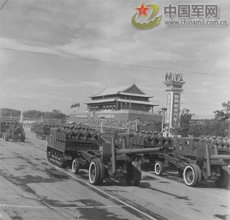 1957年國(guó)慶閱兵 國(guó)產(chǎn)戰(zhàn)斗機(jī)升空為“一五”告捷