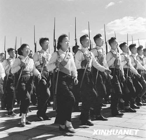 1958年國慶閱兵 民兵方隊規(guī)模空前