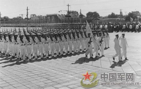 1958年國慶閱兵 民兵方隊(duì)規(guī)?？涨?組圖)