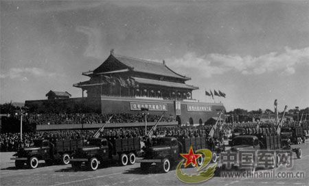 1958年國慶閱兵 民兵方隊(duì)規(guī)?？涨?組圖)