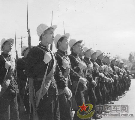 1958年國慶閱兵 民兵方隊(duì)規(guī)?？涨?組圖)