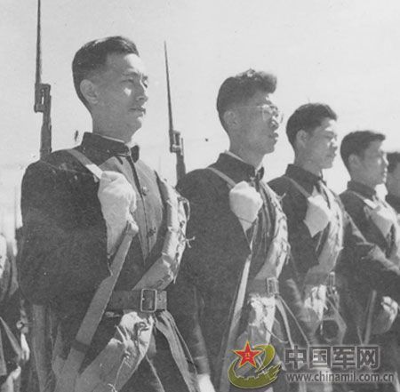 1958年國慶閱兵 民兵方隊(duì)規(guī)?？涨?組圖)